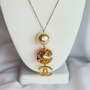 Chic Gold and Pearl Necklace